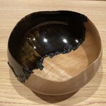 赤坂 島袋 - 私はこの酒碗　白木と漆のコントラストが素敵