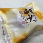 菜菓亭 - まろやかなチーズクリームを黒ごま入りのクッキータイプの生地で包んだ一品です( ´ ▽ ` )ﾉ