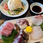 海住 - 焼しゃけのポテトサラダ(小)430円　小とは思えないボリューム！　カツオのタタキは皮目が香ばしい♪