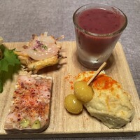 上六ワイン - ぎんなんポテト、フルーツトマトとピオーネのガスパチョ