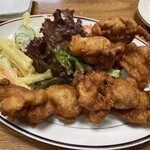 食堂 平和の家 - ◉ 唐揚げ　750円（税込）
      　☘️ 表面サクサクで美味しかったです！
      　　　2人で分けました！