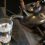 Sengoku Yakitori Ieyasu - 黒霧島のお湯割り2合を頼んだら、黒千代香(くろぢょか)で出てきました。
      