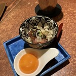 博多メシ 男厨 - カツオとミョウガのユッケ　８５０円　取り分け