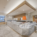 ペストリーショップ ドーレ (横浜ベイシェラトン ホテル&タワーズ) - 毎日ホテル内ベーカリーで焼き上げるパン、心を込めてお作りするケーキが並びます