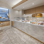 ペストリーショップ ドーレ (横浜ベイシェラトン ホテル&タワーズ) - 明るいフレンチモダンテイストの店内