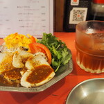 ぎょうざの求胃ちゃん - よだれ鶏サラダ ＆ 甕だし紹興酒ロック