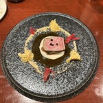 レストラン スノゥ - この日のメイン、「北さつま・高崎牛と玉葱を使った料理」。実は、この料理にもシェフの拘りが。玉葱は、ケーキ、ピクルスなど様々なかたちでこの一皿に利用されている。