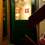 Wineshop & Diner FUJIMARU - 階段を上がった2階のドア