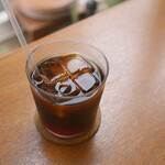 TRICHROMATIC COFFEE - 【[平日限定モーニング] 自家製玉子トーストのセット＠税込750円＋ビッグソーセージ＠税込200円】アイスコーヒー(ブラジル/深煎り)