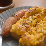 TRICHROMATIC COFFEE - [平日限定モーニング] 自家製玉子トーストのセット＠税込750円＋ビッグソーセージ＠税込200円│平日10:20頃訪問