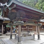 호우잔지 차도코로 - 미즈타니의 뒤쪽에 위치해 있습니다.