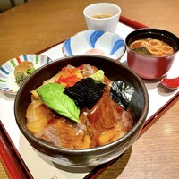 三田ばさら 本店 - 牛照り焼き丼 
                小鉢、香の物、赤出し、甘味付き