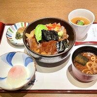 三田ばさら 本店 - 牛照り焼き丼 
                  小鉢、香の物、赤出し、甘味付き