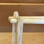 すし徳灑落 - つゆにつけずに一口。細いお蕎麦の儚さ、でも良い茹で具合なので、とても美味しい。香りも良い。