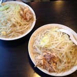 麺とび六方 - ラーメン中（左）
      ラーメン（右）