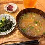 chano-ma - ご飯に添えられた味噌汁はたっぷりの具材を使ったほっとする優しい味わいの豚汁でした。