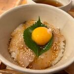 chano-ma - 鯛にはゴマダレが使われ生卵がトッピングされてたんで先ずは出汁をかけずに丼として一口を口に運んでみました。
 