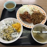 栄城会館 - 日替りのからあげ定食¥500