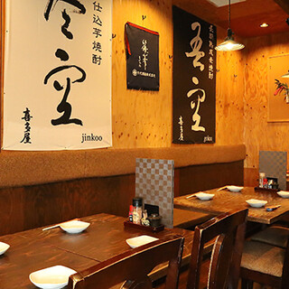 カウンターやテーブル席を完備。普段使いもお気軽にどうぞ