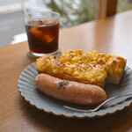 TRICHROMATIC COFFEE - [平日限定モーニング] 自家製玉子トーストのセット＠税込750円＋ビッグソーセージ＠税込200円│平日10:20頃訪問