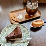 バルバルキッチンアメリ - 食後のアイスコーヒーS(¥300)
      キャラメルナッツ入りクラシックガトーショコラ(¥300)