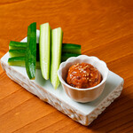 キュウリスティック マグロタルタルの旨辛ディップ