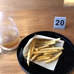 DRAGON BURGER 南禅寺店 - フライドポテト税込み300円、京都らしく七味のシーズニングで止まりません！グラスは高価なリーデルのワイングラスに入り香りを楽しめます♪