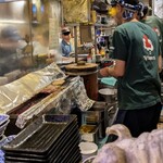 もつ焼 登運とん - 焼き場が眺められるベストポジション。焼き場のお兄さんもいい人。