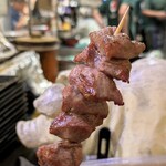 もつ焼 登運とん - こめかみ。目の前の子豚石像を眺めながらいただく。