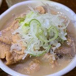 もつ焼 登運とん - モツ煮込みハーフ。格安立ち飲み屋さんと同価格同サイズ。量を選択できるのは有難い。