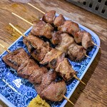 もつ焼 登運とん - レバとこめかみ。タレ塩はお任せにしたら塩。レバはレバって感じで良い　(^_^)v