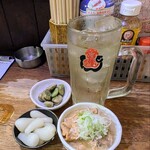 もつ焼 登運とん - 濃いハイボール(^_^)。お通しそら豆(100円)は丁度良い量とセレクト。煮込みとらっきょはハーフサイズあり。嬉しい。