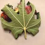 ライラ - 熊本赤牛のグリエ、イチジクの葉の香り