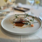 265839257 - 魚料理 本日入荷の白身魚は真鯛。アメリケーヌソースで仕上げ
