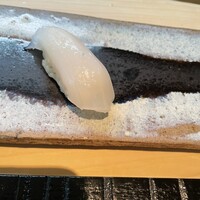 六緑 - イカを塩で食べます
