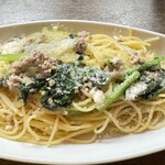ラ カッレッタ - スパゲッティは豚ミンチと小松菜の白ワインベースソース。