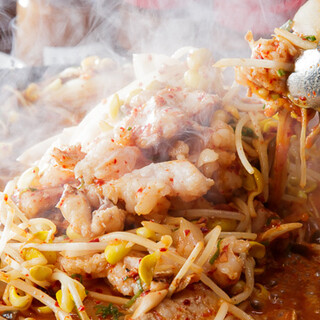 香ばしく焼き上げた名物・ホルモンバター焼きを気軽に満喫♪