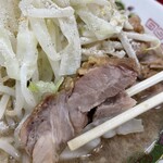 ラーメン二郎 - 柔らかくて大きなブタは最高