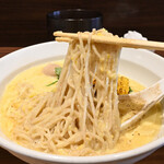 NIBOSHI MANIA - わくわくコーンの冷やし嶽きみソバ、麺リフト