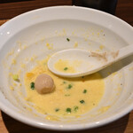 NIBOSHI MANIA - わくわくコーンの冷やし嶽きみソバ、底に残ったスープ