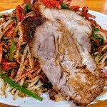 人生餃子 - 皿台湾チャーシュー1枚（ちょい辛・にんにくOK）＋麺大盛り＋野菜大盛り