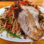 人生餃子 - 皿台湾チャーシュー1枚（ちょい辛・にんにくOK）＋麺大盛り＋野菜大盛り