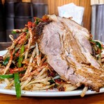 人生餃子 - 皿台湾チャーシュー1枚（ちょい辛・にんにくOK）＋麺大盛り＋野菜大盛り