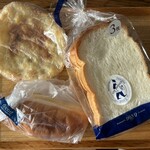 ドンク - 料理写真:パン・ド・ミ&塩バターパン&フィユテ・サレ