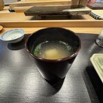 鮨 十兵衛 - クエの頭や骨からとったアラ出汁　旨みが強いですがクリアな味わい、良質な個体だとはっきり分かります。