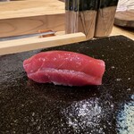 鮨 十兵衛 - 鮪赤身は大間　脱水をかけたもの　