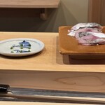 鮨 十兵衛 - 鯵（敦賀　定置網）あたり葱は舎利玉と鮨種の間にひそませて