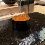 鮨 十兵衛 - 皮が柔らかく液体をなんとかとどめる新イクラ