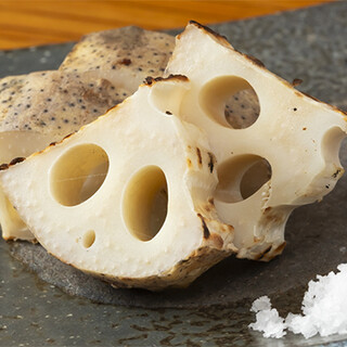 コースの合間に愉しむ四季折々のお野菜。炭火焼で素材の味を堪能