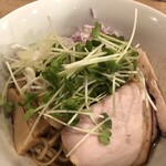 人力俥 - たっぷりのカイワレ、紫玉ねぎが爽やか！